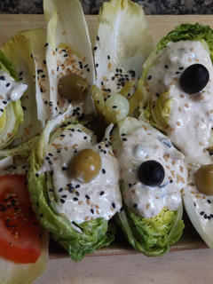 Una foto de Endibias y cogollos con mayonesa de atún y aceitunas