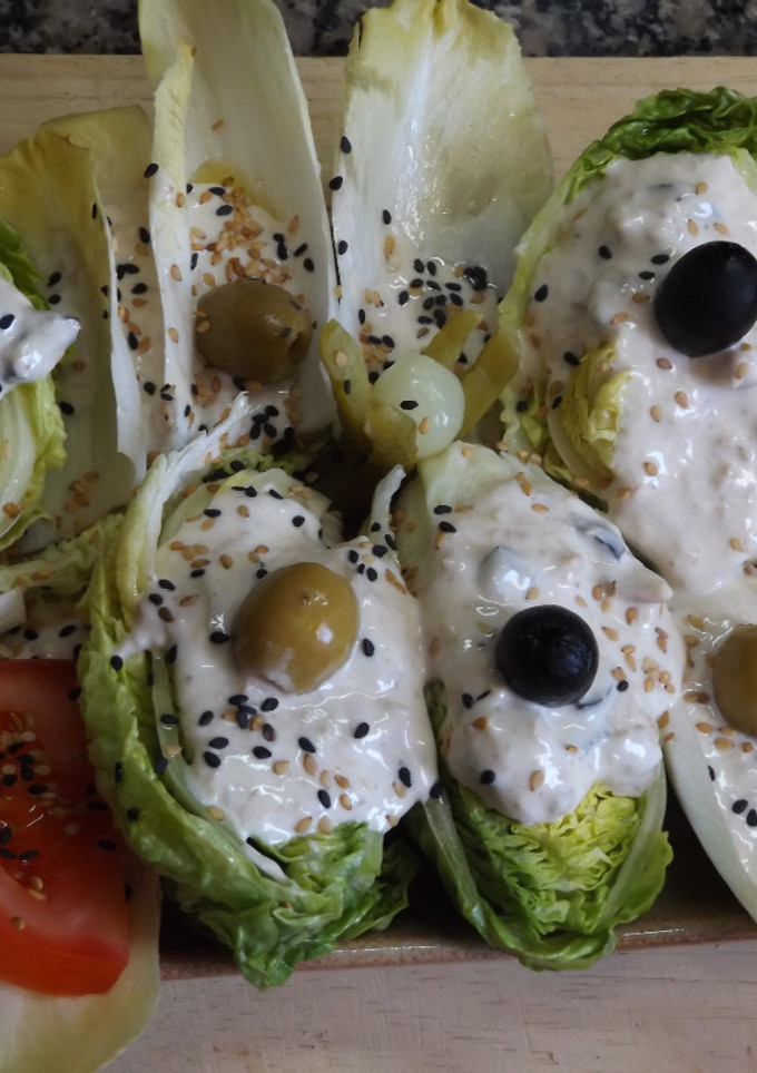 Una foto de Endibias y cogollos con mayonesa de atún y aceitunas