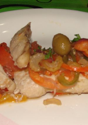 Una foto de Lomo de pez gallo cubierto con verduras salteadas y champignones