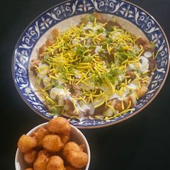 A picture of Moong dal bhajiya chaat.