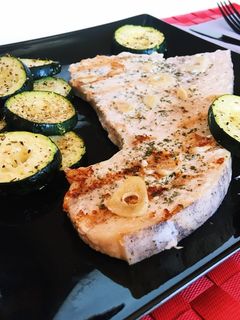 Una foto de Emperador a la plancha con calabacín al horno