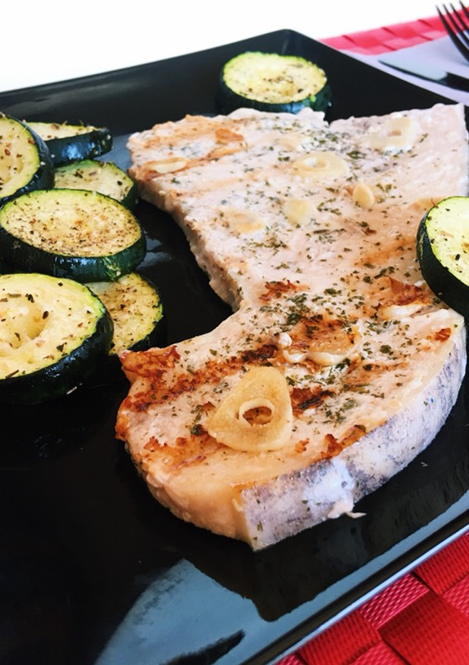 Una foto de Emperador a la plancha con calabacín al horno