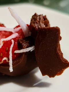 Una foto de UCHUVAS Y 🍓FRESAS vestidas de Chocolate y🥥Coco...!