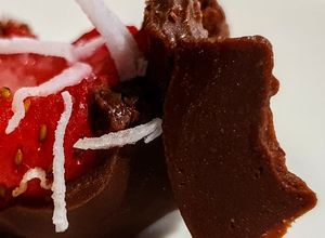 Una foto de UCHUVAS Y 🍓FRESAS vestidas de Chocolate y🥥Coco...!