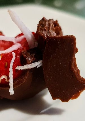 Una foto de UCHUVAS Y 🍓FRESAS vestidas de Chocolate y🥥Coco...!
