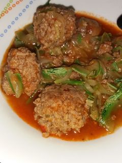 Una foto de Spaguettis de Zucchini y Albóndigas en salsa de tomate