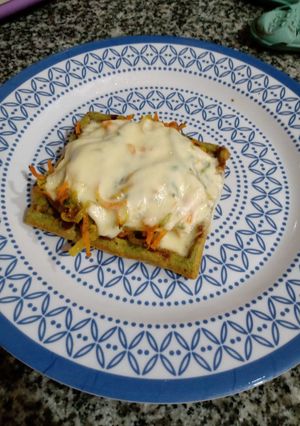 Una foto de Wafles de arvejas con salteado de vegetales