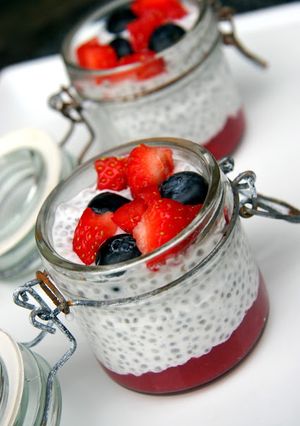Une photo de Chia pudding aux fraises et myrtilles