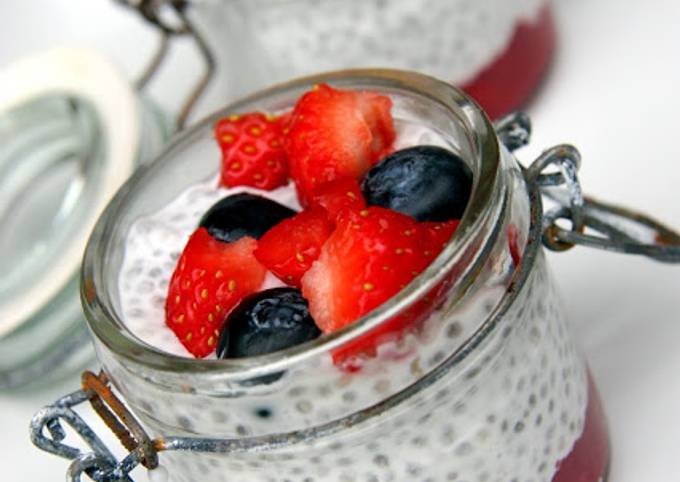 Recette de Super Rapide Fait Maison Chia pudding aux fraises et myrtilles