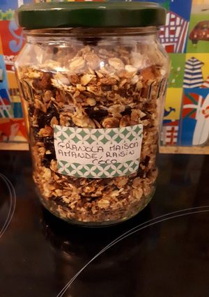 Une photo de Granola coco, raisins et amandes