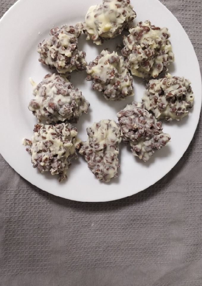 Una foto de Bombones de chocokrispies con chocolate blanco