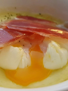 Una foto de Huevo poche con puré de patata trufada y jamón ibérico