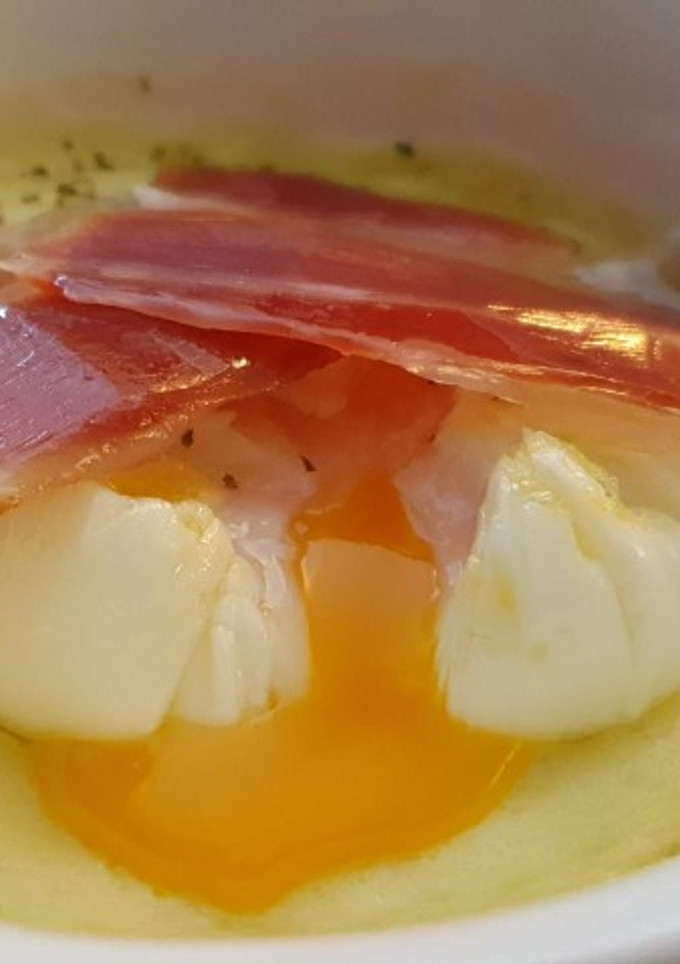 Una foto de Huevo poche con puré de patata trufada y jamón ibérico