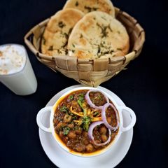 A picture of Chole Kulche.