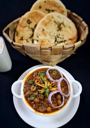 A picture of Chole Kulche.