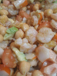 Una foto de Ensalada de garbanzos con gambas al ajillo