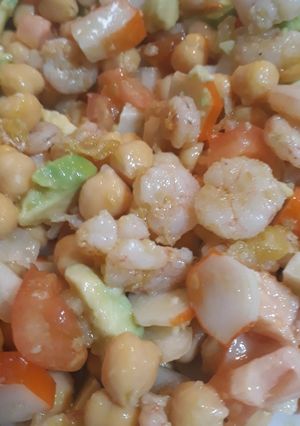 Una foto de Ensalada de garbanzos con gambas al ajillo