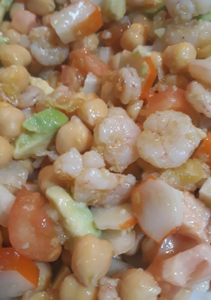 Una foto de Ensalada de garbanzos con gambas al ajillo