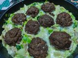 ~ Albóndigas rellenas con salsa de champiñones, verdeo y puerro ~