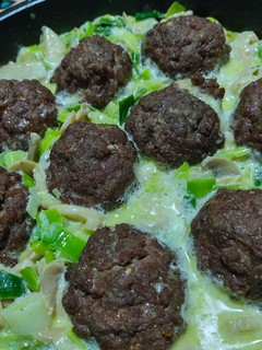 Una foto de ~ Albóndigas rellenas con salsa de champiñones, verdeo y puerro ~
