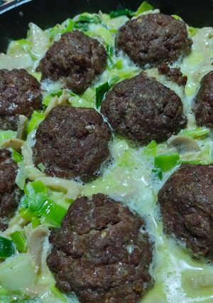 Una foto de ~ Albóndigas rellenas con salsa de champiñones, verdeo y puerro ~