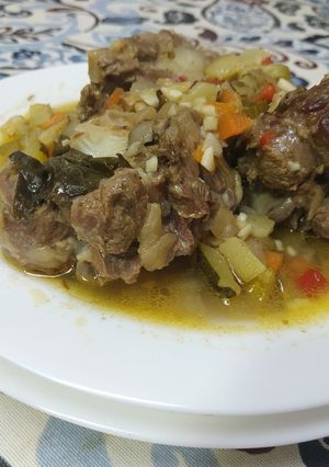 Una foto de Estofado de "Osobuco de Cola de Res" (sin papas, apto Keto)