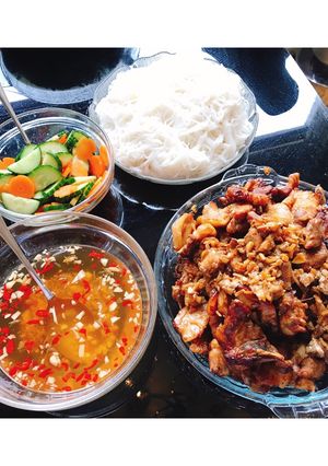 A picture of Vietnamese Grilled Pork with Vermicelli (Bún thịt nướng).
