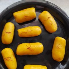 A picture of Kesar kaju rolls.