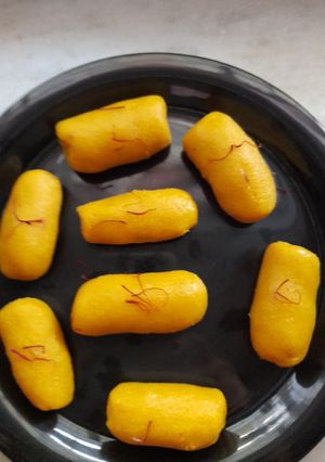 A picture of Kesar kaju rolls.