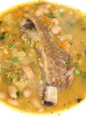 A picture of Tortola bean soup with pork ribs.