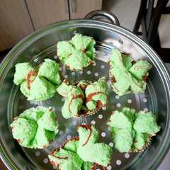 A picture of Bolu Kukus Pandan Coklat.
