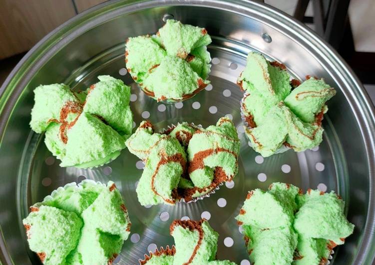 {Cara Membuat Bolu Kukus Pandan Coklat yang Renyah