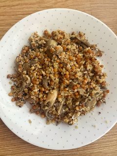 Una foto de Salteado de lentejas y setas con quinoa 🍄