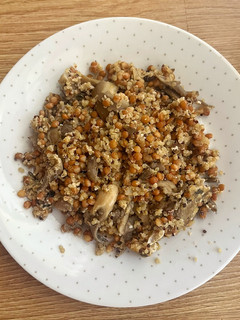 Una foto de Salteado de lentejas y setas con quinoa 🍄