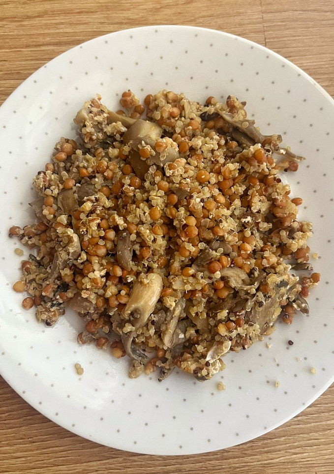 Una foto de Salteado de lentejas y setas con quinoa 🍄