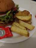 Hamburguesa con papas completamente casera