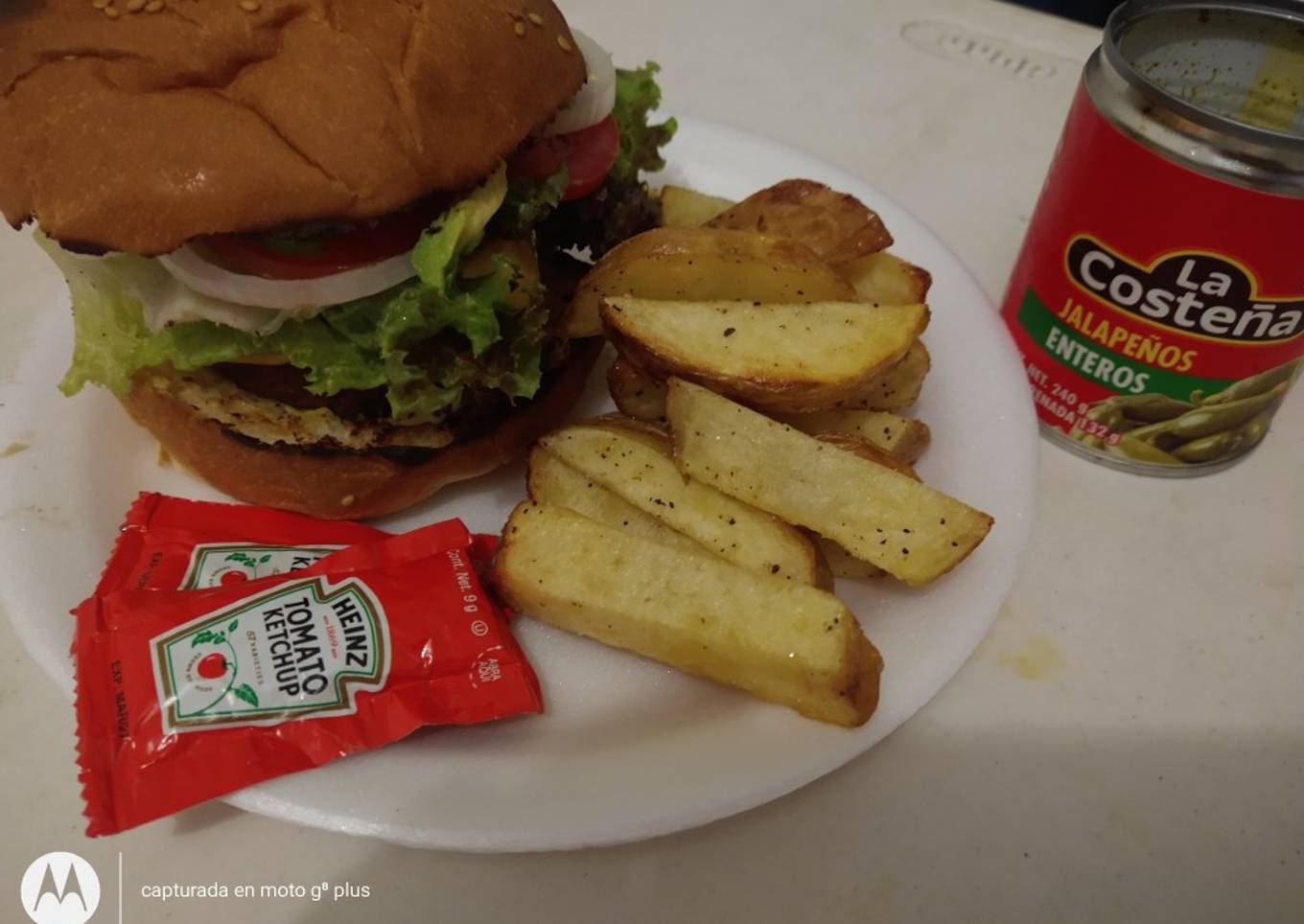 Hamburguesa con papas completamente casera