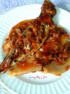 Una foto de Tajine de jureles de roca con masala fihs y curry panang