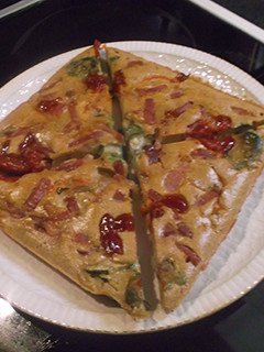 Una foto de Pizza de jamón con complejo de tortilla