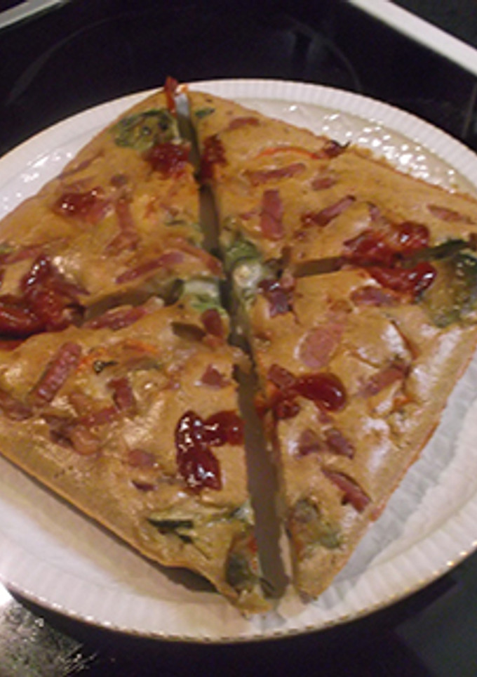 Una foto de Pizza de jamón con complejo de tortilla