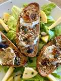 Tartines chaudes chèvre, miel à la truffe et romarin