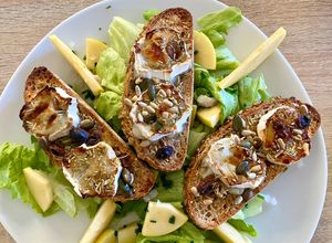 Une photo de Tartines chaudes chèvre, miel à la truffe et romarin