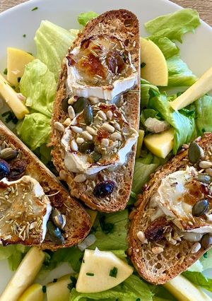 Une photo de Tartines chaudes chèvre, miel à la truffe et romarin