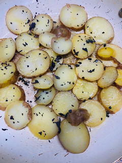 Una foto de Papas salteadas con albahaca morada