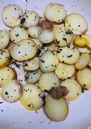 Una foto de Papas salteadas con albahaca morada