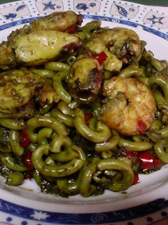 Una foto de Fideuá de mariscos negra