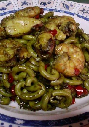 Una foto de Fideuá de mariscos negra