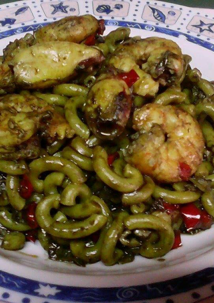 Una foto de Fideuá de mariscos negra