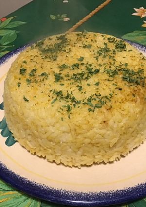 Une photo de Dôme de riz basmati aux épices indiennes et coriandre hachée