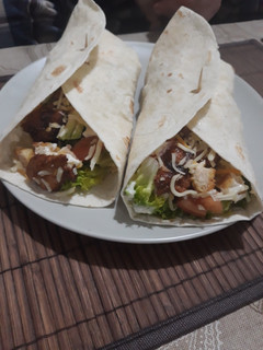 Una foto de Fajitas de pollo con ensalada